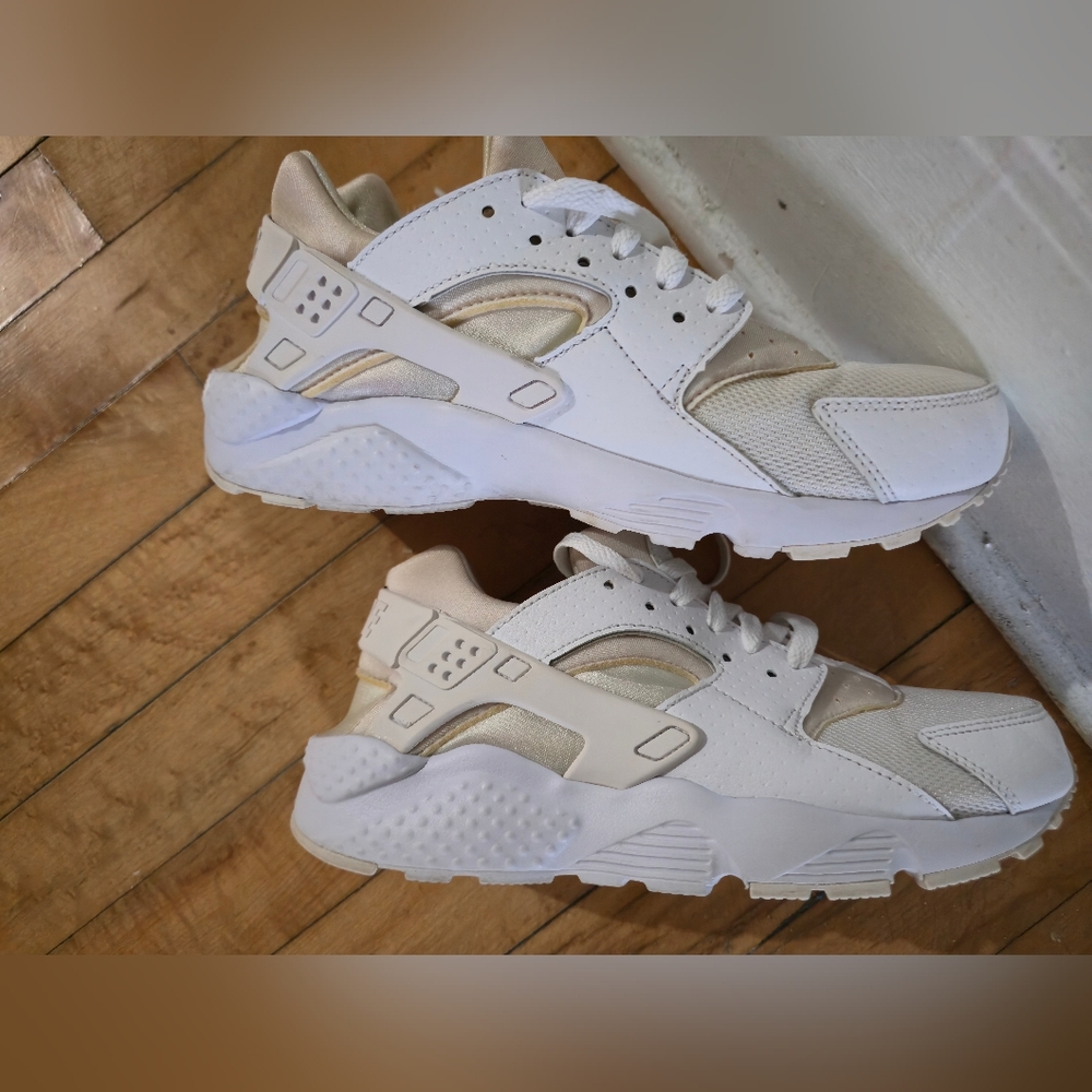 NIKE Huaraches Sneakers 7Y